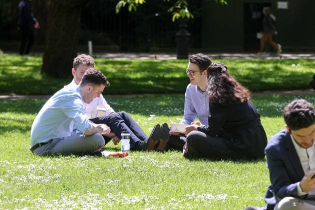 May 8, 2023, London, United Kingdom: Members of the public enjoy the mini heatwave in London. Warm weather conditions are forecasted over the next few days with the temperature reaching 25C in many parts of the UK. London United Kingdom - ZUMAs197 20230508_aab_s197_004 Copyright: xStevexTaylorx