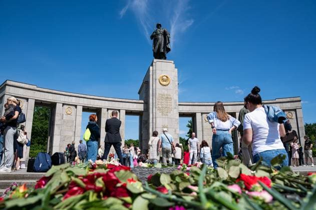 09 05 2024, Berlin, Germany, Europe Russians and pro-Russian sympathizers lay flowers and wreaths on Victory Day in front of the Soviet Memo