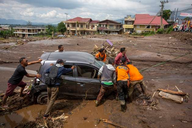 Bilder des Jahres 2024, News 05 Mai News Themen der Woche KW19 News Bilder des Tages (240512) -- WEST SUMATRA, May 12, 2024 -- People try to remove a damaged car after a cold lava flood at Agam regency in West Sumatra, Indonesia, on May 12, 2024. The death toll from lava floods that struck Indonesia s West Sumatra province on Saturday rose to 34, with at least five others missing, a senior official of the local disaster agency said on Sunday. The rains poured down the area at the slope of the Marapi volcano on Saturday evening, triggering cold lava floods that hit the regencies of Tanah Datar and Agam, Fajar Sukma, head of the emergency unit of the provincial disaster management and mitigation agency, told Xinhua via phone. (Photo by Xinhua) INDONESIA-WEST SUMATRA-MOUNT MARAPI-LAVA FLOODS AndrixMardiansyah