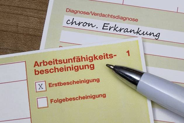 Certificate of incapacity for work and diagnosis of chronic illness Certificate of incapacity for work and diagnosis of chronic illness, 12 05 2024, Borkwalde, Brandenburg, Under a certificate of incapacity for work with a ballpoint pen lies the diagnosis of chronic illness