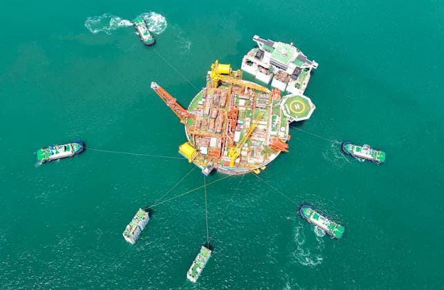 Bilder des Jahres 2024, News 05 Mai News Themen der Woche KW19 News Bilder des Tages China, Schwimmende Produktions-, Lager- und Verladeeinheit für Öl in Qingdao QINGDAO, CHINA - MAY 12: Haikui 1, China s self developed cylindrical floating, production, storage and offloading (FPSO) facility, sets sail from Offshore Oil Engineering Co., Ltd. on May 12, 2024 in Qingdao, Shandong Province of China. Copyright: xVCGx 111495703983