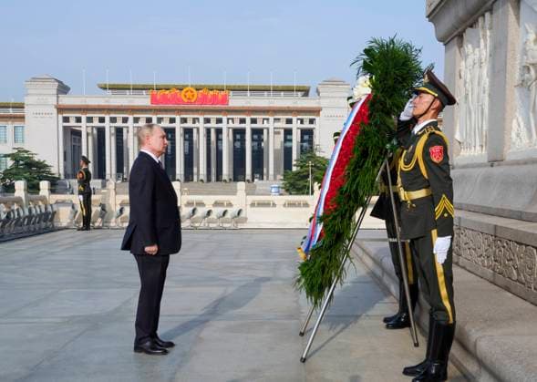 (240516) -- BEIJING, May 16, 2024 -- Russian President Vladimir Putin lays a wreath at the Monument to the People s Heroes on the Tian anmen Square in Beijing, capital of China, May 16, 2024. ) CHINA-BEIJING-RUSSIA-PRESIDENT-MONUMENT-TRIBUTE (CN) DingxLin