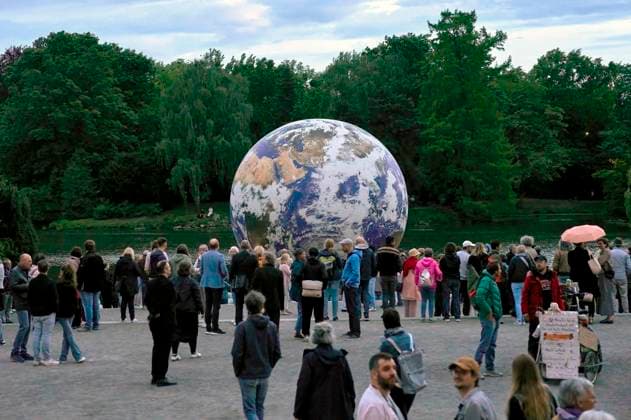 German premiere of the art installation Floating Earth floating globe by British artist Luke Jerram on the mash pond Photos of the art installation have been released by the artist for press and public relations purposes Hanover, 16 05 2024 Foto:xU.xStammx xFuturexImagex earth_4513