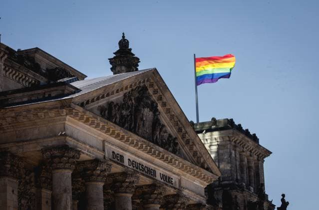 Rainbow flags waving at the Reichstag building for the International Day against Homo , Bi , Inter and Transphobia in Berlin, 17 05 2024 Berlin Germany Copyright: xJulianexSonntagxphotothek.dex