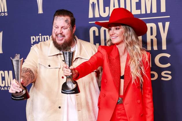 Bilder des Jahres 2024, Entertainment 05 Mai Entertainment Themen der Woche KW20 May 16, 2024, Frisco, Tx, USA: Jelly Roll, winner of the Music Event of the Year award for Save Me, and Lainey Wilson, winner of the Entertainer of the Year award, Female Artist of the Year, and Music Event of the Year award for Save Me,â€Âpose in the press room during the 59th Academy of Country Music Awards at The Ford Center at The Star on May 16, 2024 in Frisco, Texas. Frisco USA - ZUMAs181 20240516_zea_s181_442 Copyright: xOzziexBx
