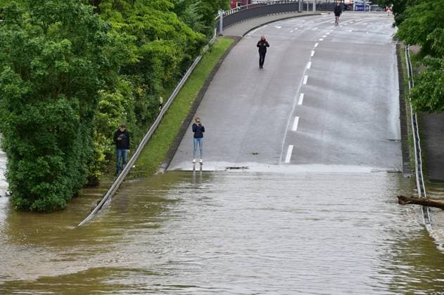 Heavy rain causes flooding in Saarbrücken in the Saar on Saturday 18 5 2024 The Saranlagen and the city highway are flooded in the city area, the flood becomes a photo motif and attracts onlookers, while the clean-up work begins in the affected streets bub