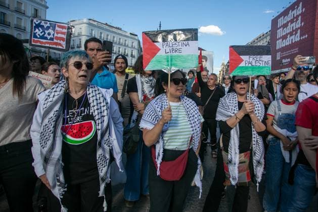May 18, 2024, Madrid, Spain: Protesters chant slogans while holding flags during a rally. Concentration in support of Palestine in the center of Madrid in order to demand that the Spanish Government cease the purchase and sale of weapons to the State of Israel, in addition to the recognition of the Palestinian State. Madrid Spain - ZUMAs197 20240518_aaa_s197_250 Copyright: xDavidxCanalesx