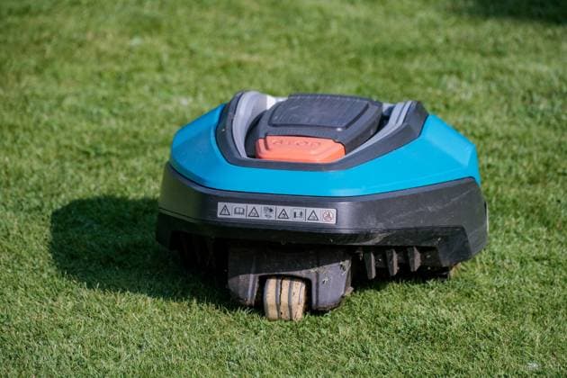 Dormagen 20 05 2024 lawn mower Gardena robot lawn mower robot lawn mower gardening withered dried up lawn summer dryness R40Li Li ion rechargeable battery cordless insect lawn garden insect robot lawn mower Dormagen North Rhine-Westphalia Germany