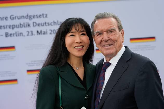 75 years of the Basic Law, State Act Square in front of the Federal Chancellery 75 years of the Basic Law, State Act Square in front of the Federal Chancellery, former Federal Chancellor Gerhard Schröder with his wife So yeon Schröder Kim Berlin Berlin GER