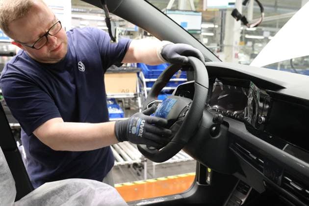 Wolfsburg Lower Saxony Wolfsburg, 23 05 2024, Volkswagen plant Wolfsburg, VW Golf and VW Tiguan production, VW Golf 8 GTI production line, steering wheel assembly