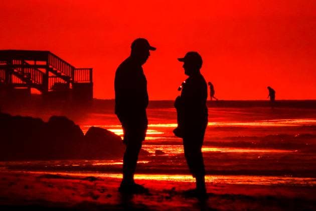 May 23, 2024, Isle Of Palms, Sc, United States: A couple silhouetted by the sunrise, on the beach, May 23, 2024 in Isle of Palms, South Carolina. Isle Of Palms United States - ZUMAe02_ 20240523_zaf_e02_007 Copyright: xRichardxEllisx