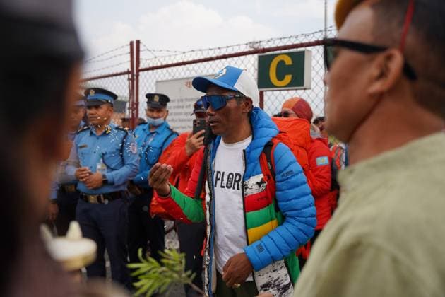 May 24, 2024, Kathmandu, Bagmati, Nepal: Fans and relatives welcome Kami Rita Sherpa, who recently made a world record by climbing Everest for the highest 30 times, in Kathmandu, Nepal on May 24, 2024. Kathmandu Nepal - ZUMAd164 20240524_zip_d164_001 Copyright: xAryanxDhimalx
