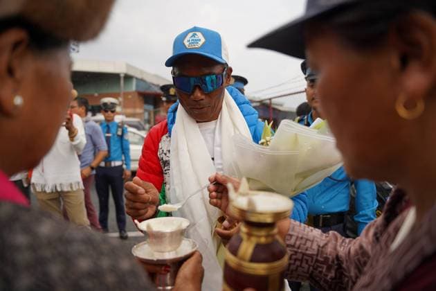 May 24, 2024, Kathmandu, Bagmati, Nepal: Fans and relatives welcome Kami Rita Sherpa, who recently made a world record by climbing Everest for the highest 30 times, in Kathmandu, Nepal on May 24, 2024. Kathmandu Nepal - ZUMAd164 20240524_zip_d164_004 Copyright: xAryanxDhimalx