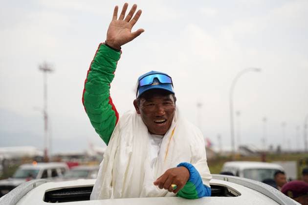 May 24, 2024, Kathmandu, Bagmati, Nepal: Fans and relatives welcome Kami Rita Sherpa, who recently made a world record by climbing Everest for the highest 30 times, in Kathmandu, Nepal on May 24, 2024. Kathmandu Nepal - ZUMAd164 20240524_zip_d164_006 Copyright: xAryanxDhimalx