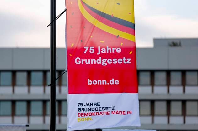 On May 22, 2024, the Square of the Basic Law was inaugurated in Bonn This underlined the importance of Bonn as a constitutional city 200 flagpoles are decorated with the words 75 Years of Basic Law Democracy Made in Bonn Bonn, 25 05 2024 Foto:xR.xSchmiegeltx xFuturexImagex grundgesetz_flaggen_4513