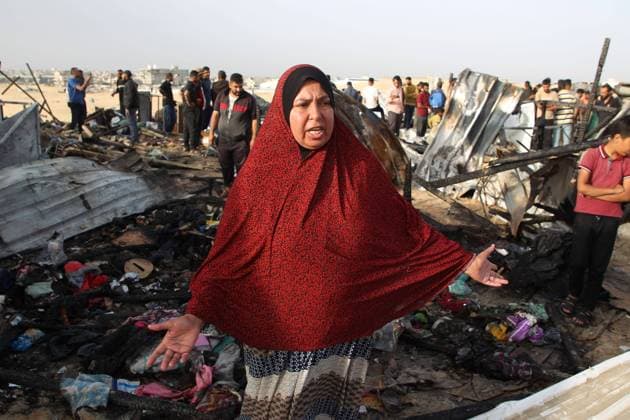 Bilder des Jahres 2024, News 05 Mai Nahostkonflikt, Gaza, Israelischer Luftangriff auf Zeltlager in Rafah (240527) -- RAFAH, May 27, 2024 -- A person reacts at the site of an Israeli strike on a camp for displaced people in Rafah in the southern Gaza Strip, May 27, 2024. At least 40 people were killed and some others injured on Sunday evening in Israel s bombing of tents in northwestern Rafah, the southernmost city of the Gaza Strip, the Palestinian official news agency WAFA reported. (Photo by Xinhua) MIDEAST-RAFAH-ISRAELI STRIKE-AFTERMATH KhaledxOmar 