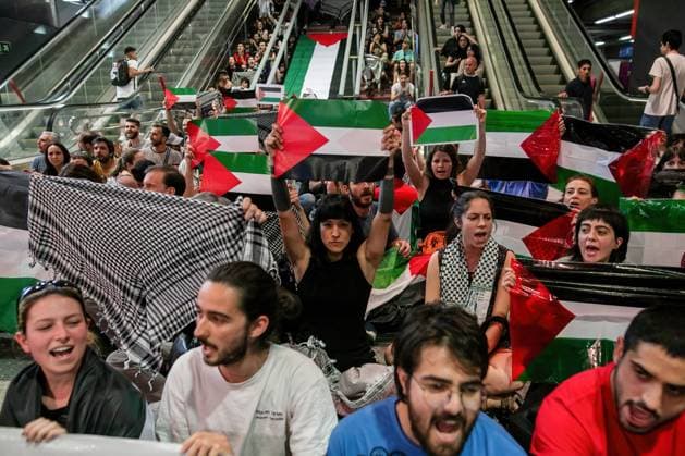 May 28, 2024, Madrid, Spain: Protesters raise Palestinian flags during a pro-Palestinian rally at Madrid s Atocha station. Pro-Palestinian activists organized a sit-in at the Atocha railway station in Madrid. Madrid Spain - ZUMAs197 20240528_aaa_s197_388 Copyright: xDavidxCanalesx