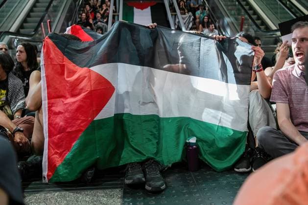May 28, 2024, Madrid, Spain: Protesters raise a Palestinian flag during a pro-Palestinian rally at Madrid s Atocha station. Pro-Palestinian activists organized a sit-in at the Atocha railway station in Madrid. Madrid Spain - ZUMAs197 20240528_aaa_s197_393 Copyright: xDavidxCanalesx