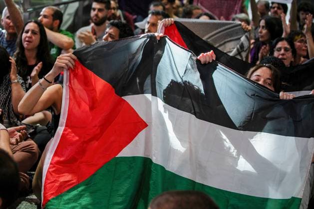 May 28, 2024, Madrid, Spain: Protesters raise a Palestinian flag during a pro-Palestinian rally at Madrid s Atocha station. Pro-Palestinian activists organized a sit-in at the Atocha railway station in Madrid. Madrid Spain - ZUMAs197 20240528_aaa_s197_401 Copyright: xDavidxCanalesx