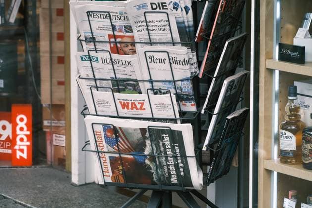 Düsseldorf 31 05 2024 Kiosk Büdchen national newspapers magazines diversity of opinion reading material circulation newspaper circulation decline print print newspaper IVW circulation press freedom newspaper stand Westdeutsche WZ Die Welt NRZ Neue Rhein Zeitung Neue Zürcher NZZ Westdeutsche Allgemeine WAZ Handelsblatt Düsseldorf Nordrhein Westfalen Germany