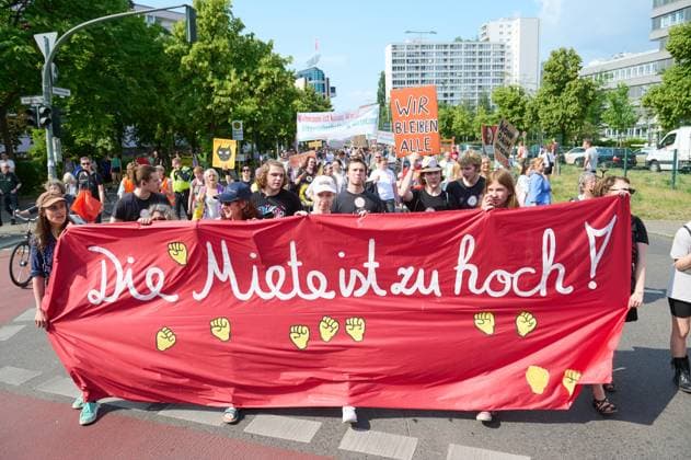 Rent demonstration in central Berlin on Saturday, 01 06 2024 Under the title Die Miete ist zu hoch (The rent is too high), the alliance Gemeinsam gegen Verdraengung und Mietenwahnsinn (Together against repression and rent madness), consisting of around 1 Copyright: epd-bild ChristianxDitsch D24D0601Mietendemo160213