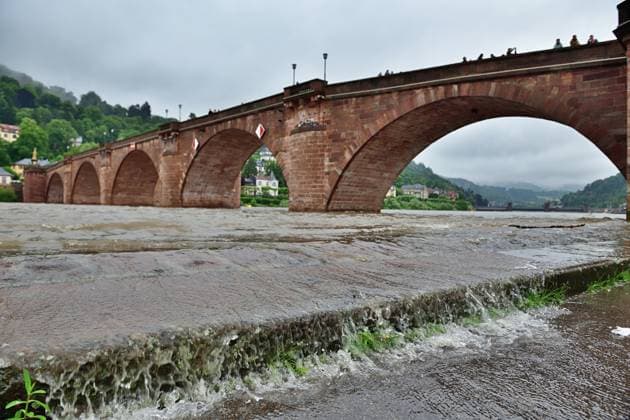 1 6 2024 Flood Flood in Heidelberg Here in the area of the old bridge, the Neckar overflows its banks from a level of around 3.4 meters and floods the road City employees install flood barriers, as a water level of around 4.6 meters is expected during Sunday Heidelberg Old Bridge Baden Württemberg Germany