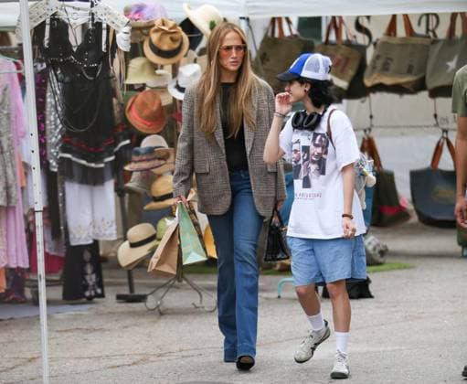 Jennifer Lopez and Emme Maribel Muniz visit a Flea Market Featuring: Jennifer Lopez and Emme Maribel Muniz Where: Los Angeles, California, United States When: 02 Jun 2024 Credit: BauerGriffin INSTARimages EDITORIAL USE ONLY. NOT FOR USE BY NEWSPAPERS BASED IN THE UK. Copyright: xBellocqimagesx instar53813146