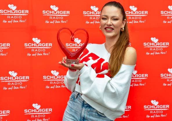 Entertainment Music,Press conference for SchlagerHammer 2024 at TURM Erlebnis City Oranienburg 04 06 2024, xdanx, Entertainment Music,Press conference for SchlagerHammer 2024 at TURM Erlebnis City Oranienburg, v l Joelina Drews holds the Life Prize 2024 for Michelle at the press conference for SchlagerHammer 2024 at TURM Erlebnis Cit Copyright: xDanielxLakomskix