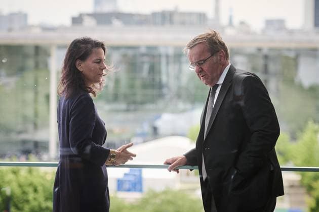 Berlin, Cabinet meeting of the Federal Government in the Federal Chancellery Cabinet meeting of the Federal Government on 05 06 2024 in the Federal Chancellery in Berlin In the picture Annalena Baerbock Federal Minister of Foreign Affairs, Alliance 90 The Greens and Boris Pistorius Federal Minister of Defense, SPD talk on the balcony on the sidelines of