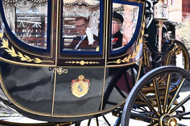 Finnish President Alexander Stubb and King Carl XVI Gustaf in a horse-drawn procession through central Stockholm, Sweden, on April 23, 2024. President Alexander Stubb and Mrs Suzanne Innes-Stubb are on a State Visit to Sweden 23-24 April, 2024. STOCKHOLM SWEDEN x10090x Copyright: xClaudioxBresciani TTx STATE VISIT FINLAND HOVSTALLET 7Y63uuowwfw