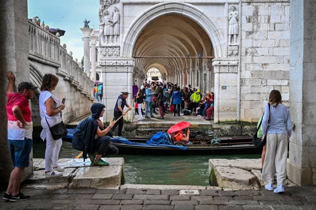 Tourism Vacation Travel Italy Venice 26 05 2024, Italy, Veneto, Venice At the Bridge of Sighs Palazzo Duale Gondola in the Rain Gondolier Shelter Copyright Eberhard Thonfeld Venice Veneto Italy
