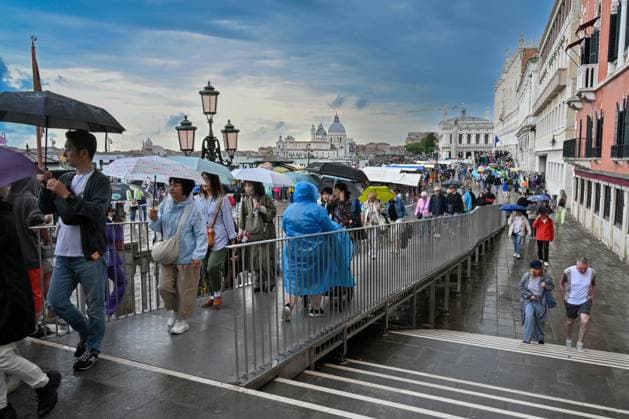 Tourism Vacation Travel Italy Venice 26 05 2024, Italy, Veneto, Venice On the way to the Bridge of Sighs Palazzo Duale Umbrellas S Zaccaria Jetty Copyright Eberhard Thonfeld Venice Veneto Italy