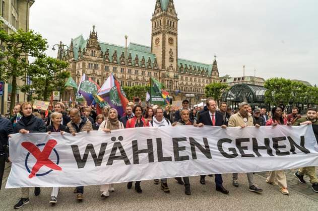 Demonstration against right-wing extremism, Hamburg 20240607ad187 Stop right-wing extremism Defend democracy Vote Demo Demonstration Protest march against right-wing extremism Alliance of parties, trade unions, business associations, churches and environmental organizations Major rally Hamburg City Hall Mojib Latif Bishop Kirsten Fehrs Copyright: xAchimxDuwentästerx