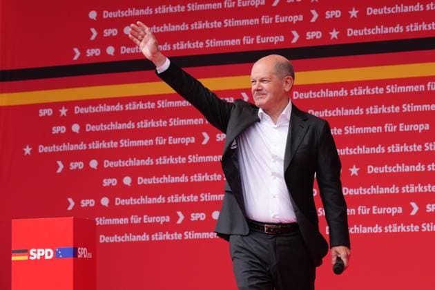 SPD closing rally for the European elections in Duisburg Federal Chancellor Olaf Scholz waves to the audience after his energetic speech at the end of the SPDs European election campaign , Duisburg, 08 06 2024 Duisburg Nordrhein Westfalen Germany
