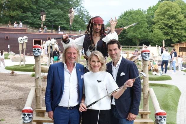 Entrepreneur Frank Otto with Iryna and Martin Thater, Pirates Island, minigolf adventure course, opening ceremony on 8 6 2024 on the grounds of Golfclub Hamburg Gut Waldhof in Kisdorf between Hamburg and Bad Segeberg, Schleswig Holstein