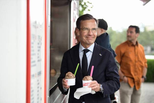 STRÄNGNÄS, SWEDEN 20240609 Prime Minister Ulf Kristersson M eats ice cream after voting in the EU elections in Strängnäs STRÄNGNÄS SWEDEN x12046x  Copyright: xOscarxOlsson TTx EU-VAL 2024 KRISTERSSON (M) RÖSTAR OasWwmtXWWU