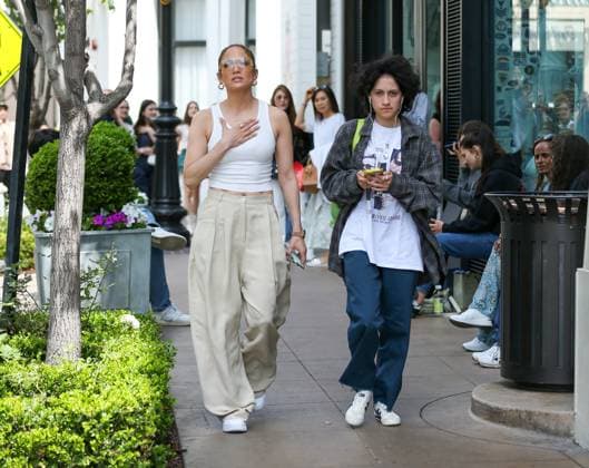 BAUER-GRIFFIN.COM Emme Maribel Muniz and Jennifer Lopez are seen in Los Angeles, California. NON EXCLUSIVE June 08, 2024 240608BELLO Los Angeles, CA Featuring: Jennifer Lopez, Emme Muniz Where: Los Angeles, California, United States When: 08 Jun 2024 Credit: BauerGriffin INSTARimages EDITORIAL USE ONLY. NOT FOR USE BY NEWSPAPERS BASED IN THE UK. Copyright: xBellocqimagesx instar53833162