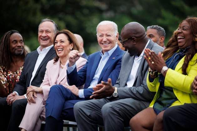 Bilder des Jahres 2024, News 06 Juni Bilder des Jahres 2024, Entertainment 06 Juni News Themen der Woche KW24 President Biden Speaks At A Juneteenth Concert - DC Actor Billy Porter, from left, US Second Gentleman Doug Emhoff, Vice President Kamala Harris, President Joe Biden, Philonise Floyd, George Floyd s brother, and his wife Keeta Floyd during a Juneteenth concert on the South Lawn of the White House in Washington, DC, US, on Monday, June 10, 2024. In 2021, Biden signed legislation establishing Juneteenth as the nation s newest Federal holiday. Photo by Ting Shen Pool ABACAPRESS.COM Fairfax VA United States Copyright: xPool ABACAx