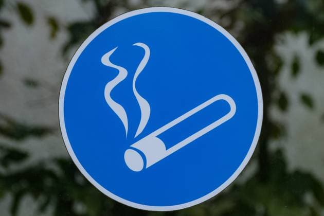 Neuss 13 06 2024 Smoking area Smokers corner Hospital Fags Cigarettes Cigarette butts Nicotine Non-smokers Non-smoking Health Cigarette butts Environmental sins Ashtrays Cigarette ashtrays Lung cancer Tax revenue Tobacco taxes Cigarette ash Neuss North Rhine-Westphalia Germany