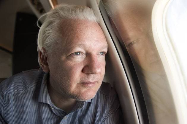 Bilder des Jahres 2024, News 06 Juni News Themen der Woche KW26 News Bilder des Tages JULIAN ASSANGE RELEASE, A supplied image shows Wikileaks founder Julian Assange peering out the window of a plane as it approaches Bangkok Airport following his release from prison in the United Kingdom, Tuesday, June 25, 2024. Assange is expected to appear before a U.S Court in the Northern Mariana Islands tomorrow morning before his expected return to Australia. ( NO ARCHIVING, EDITORIAL USE ONLY, NO USE IN BOOKS WITHOUT CONSENT AUSTRALIA  Copyright: xSUPPLIEDxBYxWIKILEAKSx 20240625143137699689