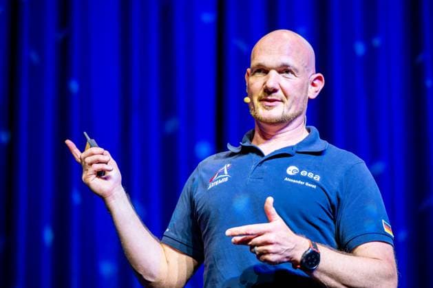 Dr Alexander Gerst gives inspiring lecture on space travel 24 06 24, Limburg Dr Alexander Gerst gives inspiring lecture on space travel Dr Alexander Gerst, also known as Astro Alex , gives a captivating lecture on stage The German astronaut shares his experiences and insights from space travel with an enthusiastic audience Limburg Hessen Germany