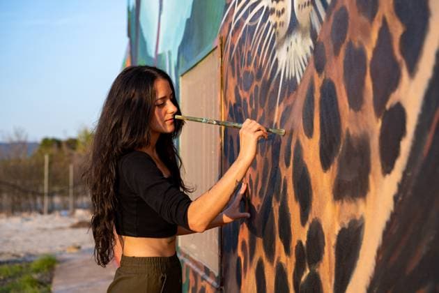Artist painting a detailed leopard mural on a sunny day Villena, Valencian Community, Spain CR_CRBL240619-1461177-01 ,model released, Symbolfoto ,property released