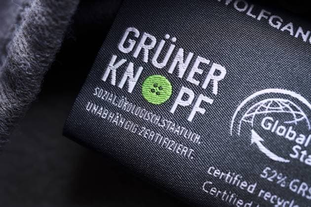 Green button, state seal for labeling sustainable textiles, label on a textile ** NUR FUER REDAKTIONELLE ZWECKE ** EDITORIAL USE ONLY **