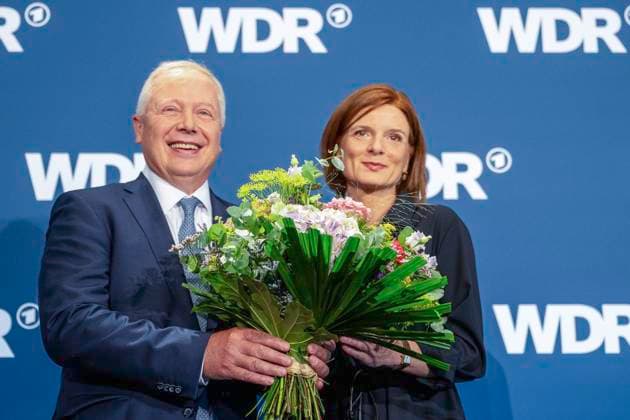 Election of the WDR Art, Culture, Entertainment Director Photo and press event for the election of the WDR Director General on 27 06 24 in the Marsiliussaal in Cologne Tom Buhrow WDR Director General hands over a bouquet of flowers to Dr. Katrin Vernau future WDR Director General Photo Kirchner Media TH Copyright: xKirchner-Media THx