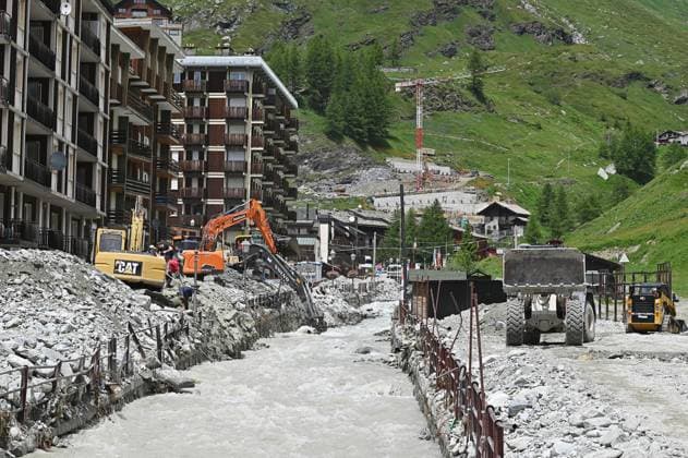 Bilder des Jahres 2024, News 07 Juli News Themen der Woche KW27 News Bilder des Tages July 1, 2024, Cervinia (Aosta, Italy: Residenti e volontari al lavoro per ripulire i numerosi edifici invasi dal fango trasportato in paese dall ondata di maltempo, a Cervinia, 01 luglio 2024. ANSA ALESSANDRO DI MARCO. .Residents and volunteers working to clean up the many buildings invaded by mud transported in the town by the wave of bad weather, in Cervinia, near Aosta, Italy, 01 July 2024. ANSA ALESSANDRO DI MARCO Cervinia (Aosta Italy - ZUMAa110 20240701_zaf_a110_031 Copyright: xAlessandroxDixMarcox