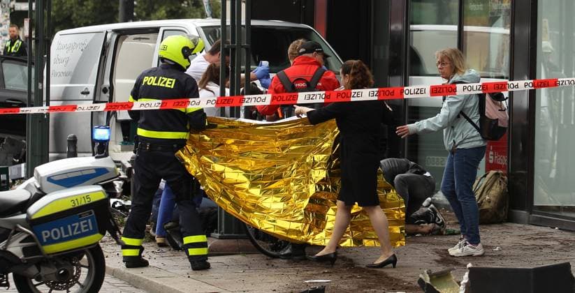 A car crashed at high speed into the Hamburger Sparkasse branch on Jungfernstieg on Tuesday morning A delivery van was also involved in the accident There were several injuries Police, fire and rescue services were on the scene with dozens of emergency services The Jungfernstieg was cordoned off over a