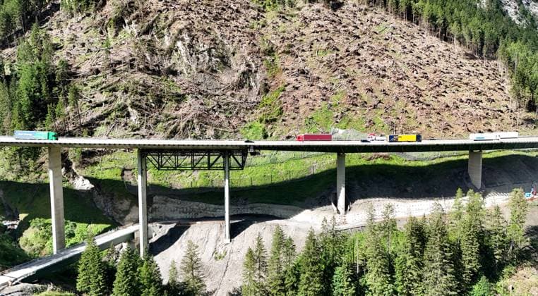 Lueg Bridge, Tyrol, Austria 04 July 2024 Here is a view of the Lueg Bridge on the A13 Brenner highway near Gries am Brenner, which will soon have to be renewed, traffic jam, chaos, renovation, demolition, new construction, transit, slope bridge, beam bridge, transit, dilapidated