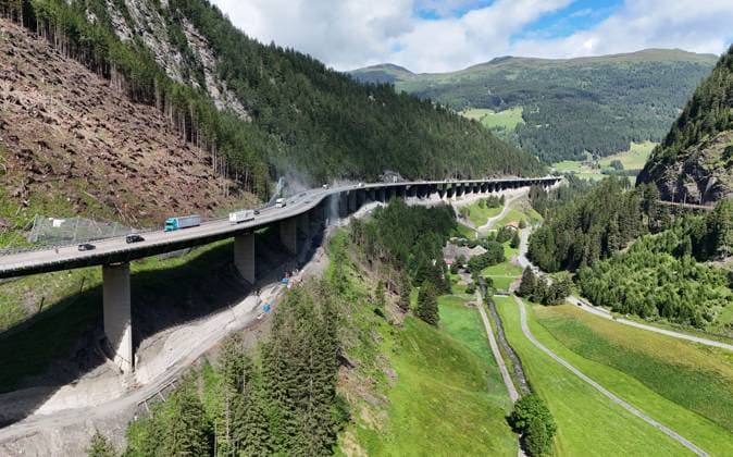 Lueg Bridge, Tyrol, Austria 04 July 2024 Here is a view of the Lueg Bridge on the A13 Brenner highway near Gries am Brenner, which will soon have to be renewed, traffic jam, chaos, renovation, demolition, new construction, transit, slope bridge, beam bridge, transit, dilapidated