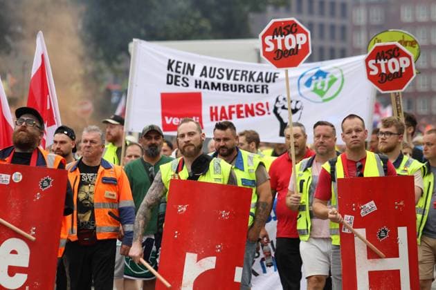 Warning strike by employees in the Port of Hamburg It is taking place as part of the collective bargaining round for seaports in order to increase the pressure on the employers ahead of the fourth round of negotiations In addition, the employees are protesting against the planned entry of the container shipping company MSC into Hamburger Hafen und Logistik AG HHLA St Georg Hamburg