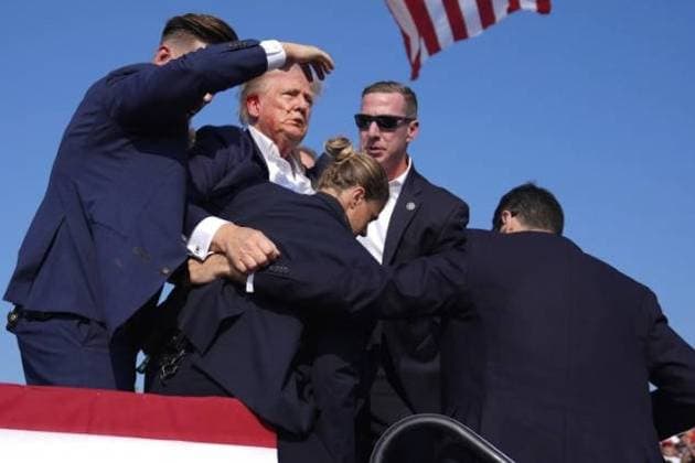 Bilder des Jahres 2024, News 07 Juli News Themen der Woche KW28 News Bilder des Tages (240714) -- PENNSYLVANIA , July 14, 2024 -- This video screenshot shows former U.S. President Donald Trump being helped off the stage at a rally in Butler, Pennsylvania of the United States after what sounded like gunshots rang out through the crowd, July 13, 2024. Video footage showed that Trump was making a speech when popping sounds rang out over the rally. Screams could be heard in the crowd, and Trump was swiftly escorted off the stage by Secret Service agents. Blood could be seen on the side of his head and his ear. He was quickly escorted into a vehicle, and his motorcade has left the venue. Trump is currently safe and is expected to survive, NBC News reported, quoting senior law enforcement officials. Photoflash Trump esco